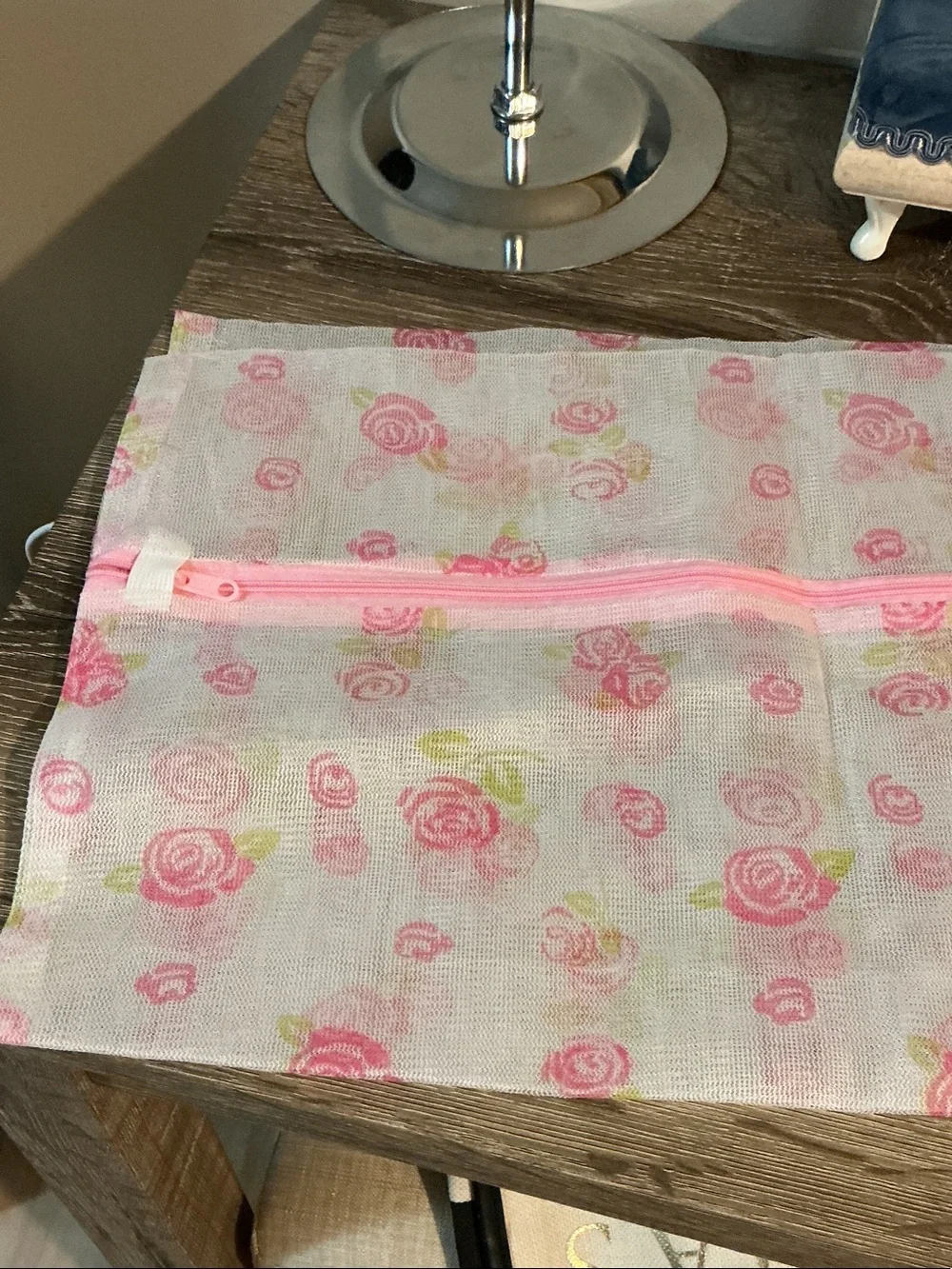 Pink Rose Mesh Laundry Wash Bag with Pink Zipper 19” x 23” Excellent Condition